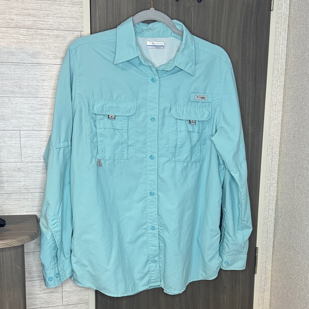SOLD Men’s Columbia teal button down shirt for fishing & outdoor sz Lg